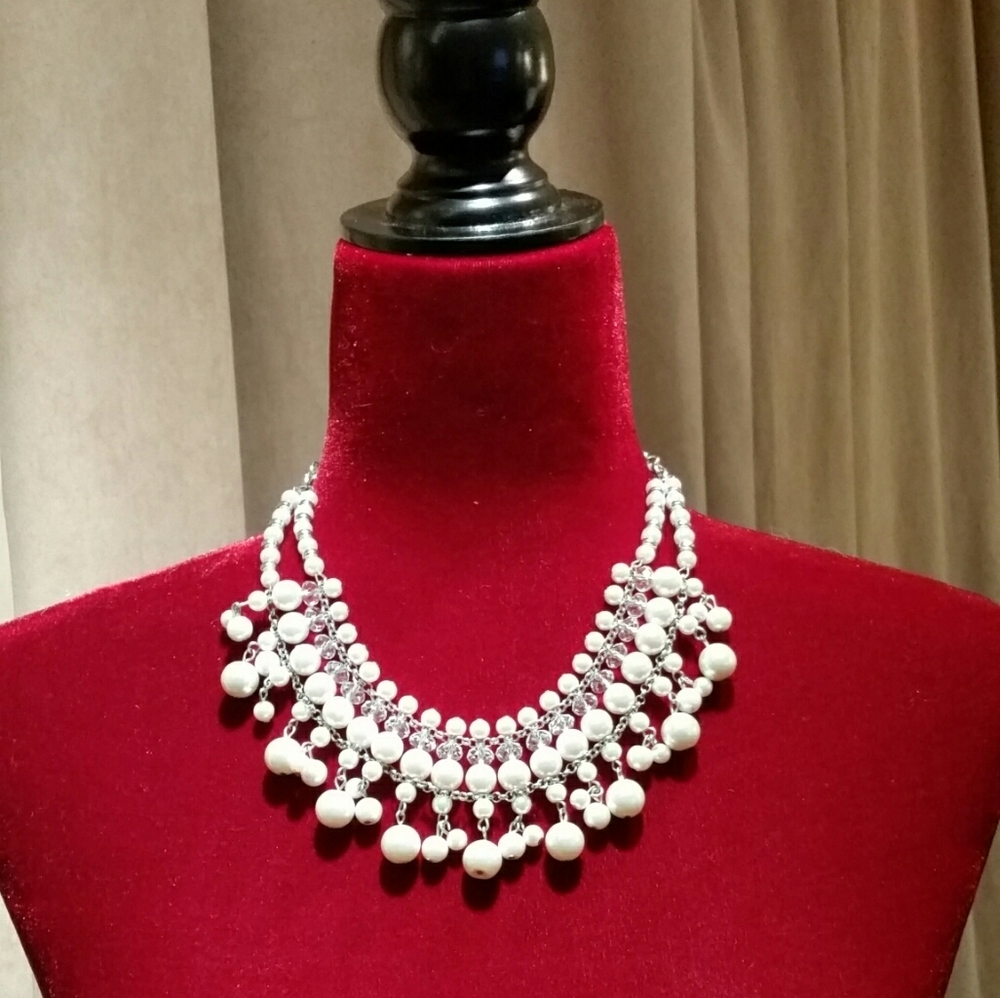 Pearl look statement necklace